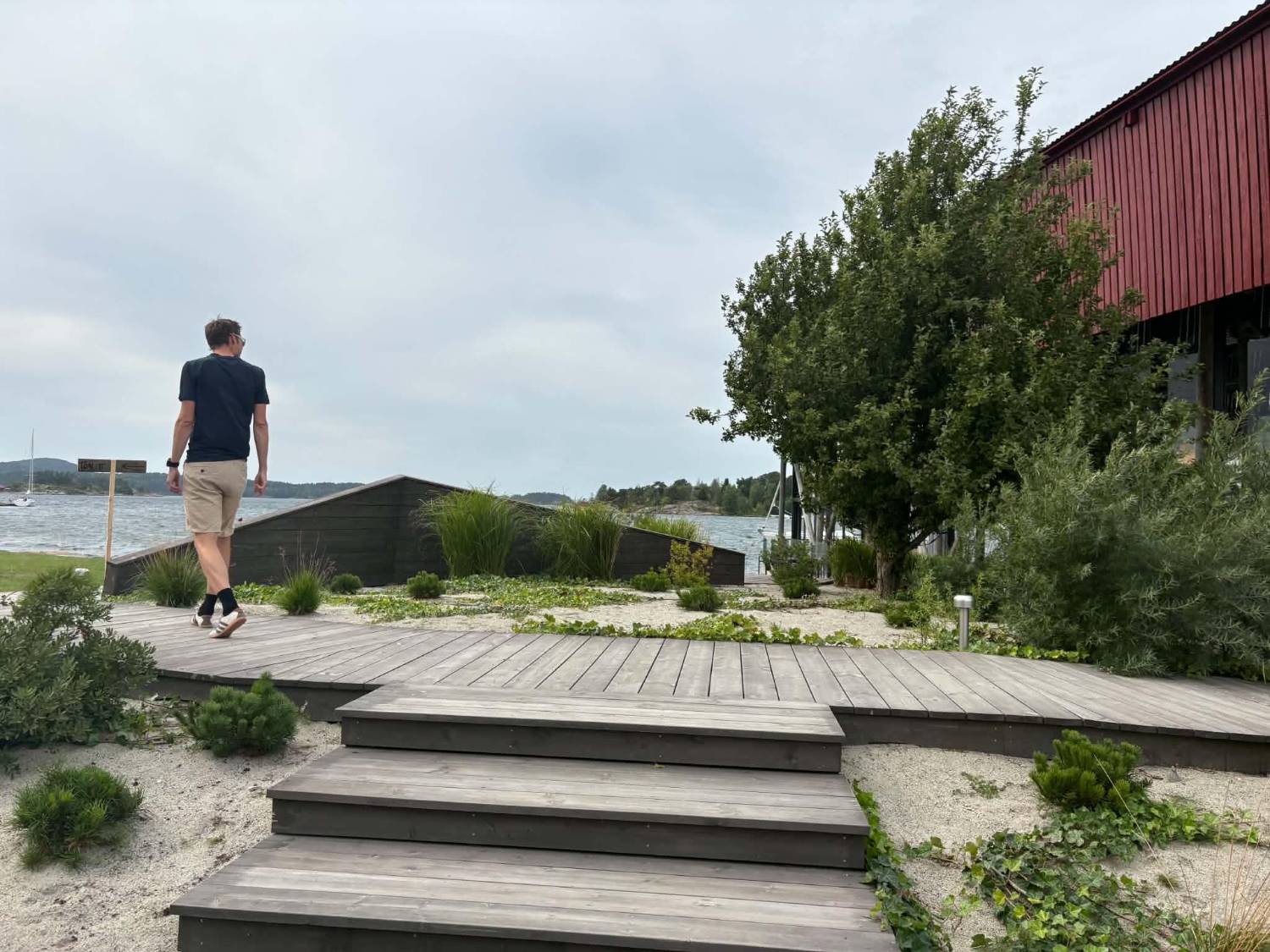 Trebrygge gjennom hagen ned mot sjøen